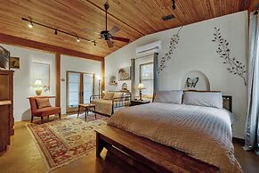 The Willows Retreat - Sleeps 17, Hot-tubs, Close to Main Street!