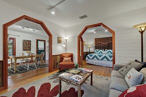 The Willows Retreat - Sleeps 17, Hot-tubs, Close to Main Street!