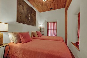 The Willows Retreat - Sleeps 17, Hot-tubs, Close to Main Street!