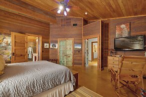 The Willows Retreat - Sleeps 17, Hot-tubs, Close to Main Street!