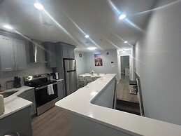 Cozy 2-3 Bedroom Apt in Center City
