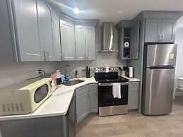 Cozy 2-3 Bedroom Apt in Center City