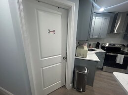 Cozy 2-3 Bedroom Apt in Center City
