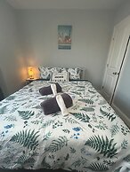 Cozy 2-3 Bedroom Apt in Center City