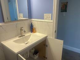 Cozy 2-3 Bedroom Apt in Center City