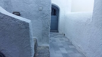 Charming 1705 Castle House in Pirgos Kallistis, Greece