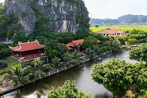 Núi Vàng Tràng An