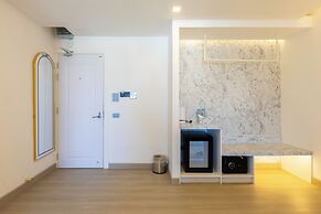 Airbus Hotel At Phawana Station