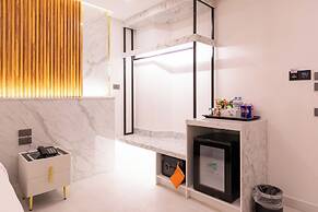 Airbus Hotel At Phawana Station