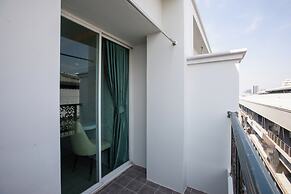 Airbus Hotel At Phawana Station