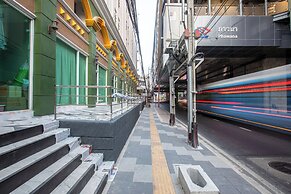Airbus Hotel At Phawana Station