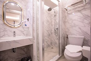 Airbus Hotel At Phawana Station