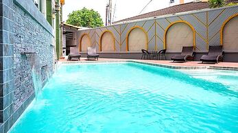 Airbus Hotel At Phawana Station