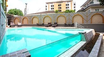 Airbus Hotel At Phawana Station