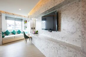 Airbus Hotel At Phawana Station