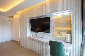 Airbus Hotel At Phawana Station