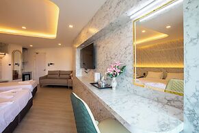 Airbus Hotel At Phawana Station