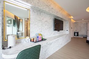 Airbus Hotel At Phawana Station