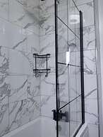 1 Bed Flat - Sleeps 2 - Parking - Wifi