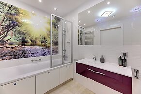 Aura - Riverside & Parking by Downtown Apartments