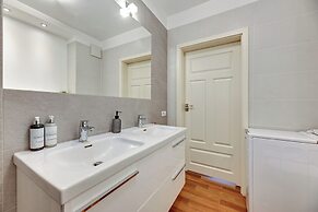 Aura - Riverside & Parking by Downtown Apartments