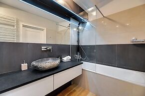 Aura - Riverside & Parking by Downtown Apartments