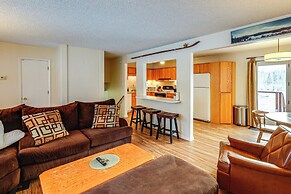 Riverside Retreat: Cozy Fairbanks Home w/ View