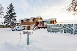 Riverside Retreat: Cozy Fairbanks Home w/ View