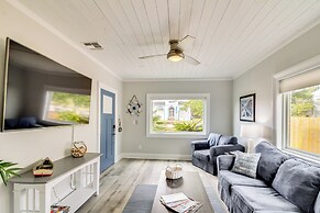 5 Mi to Dtwn: Bright Home w/ Yard in Pensacola!