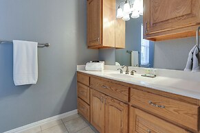 Serene 50-acre Nature Retreat Near Melissa & Anna