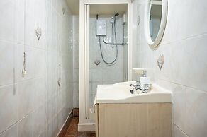 Rochdale Retreat - Spacious 4-bed House 8 Beds