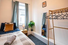 Rochdale Retreat - Spacious 4-bed House 8 Beds