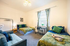 Rochdale Retreat - Spacious 4-bed House 8 Beds