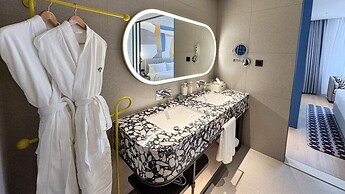 Holiday Inn Shanghai Pudong Airport by IHG