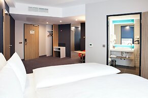 Holiday Inn Express & Suites Monheim Am Rhein by IHG