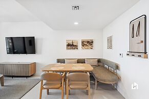 Stylish Apartments with Partial Ocean Views in Downtown