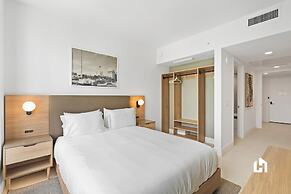 Stylish Apartments with Partial Ocean Views in Downtown