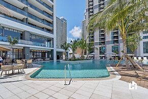 Stylish Apartments with Partial Ocean Views in Downtown