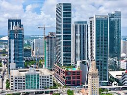 Stylish Apartments with Partial Ocean Views in Downtown