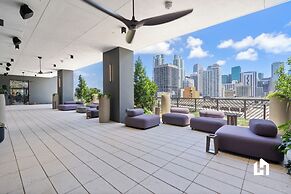 Stylish Apartments with Partial Ocean Views in Downtown