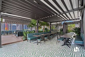 Stylish Apartments with Partial Ocean Views in Downtown