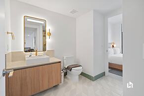 Stylish Apartments with Partial Ocean Views in Downtown