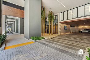 Stylish Apartments with Partial Ocean Views in Downtown