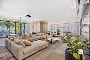 Stylish Apartments with Partial Ocean Views in Downtown