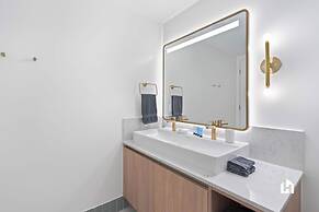 Stylish Apartments with Partial Ocean Views in Downtown