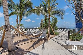 Stylish Apartments with Partial Ocean Views in Downtown