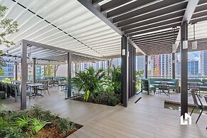 Stylish Apartments with Partial Ocean Views in Downtown