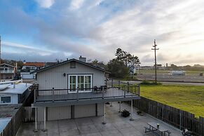 Mendel Manor by Avantstay Walk to Beach! Large Deck + Patio