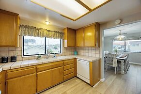 Mendel Manor by Avantstay Walk to Beach! Large Deck + Patio