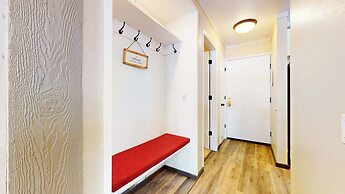 Modern Cabin for 6, Near Slopes + Canyon Lodge!